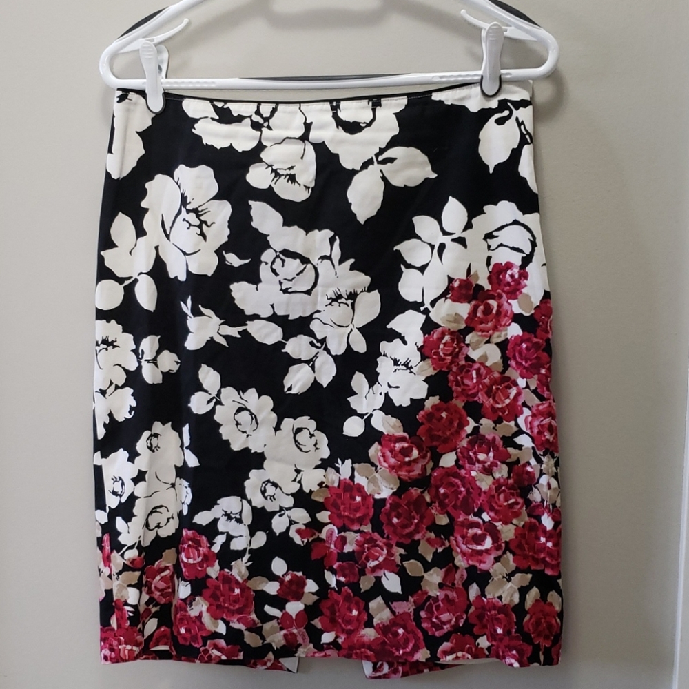 WHITE House BLACK market. Skirt. Size 8.